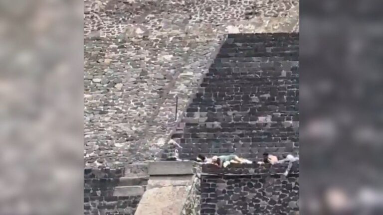 Vista de la Pirámide del Sol en la Zona Arqueológica de Teotihuacán, México.