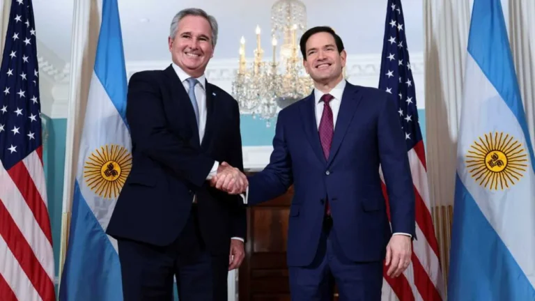 Ilustración de una bandera de EE.UU. junto a un cable diplomático y un teléfono móvil mostrando la aplicación X.