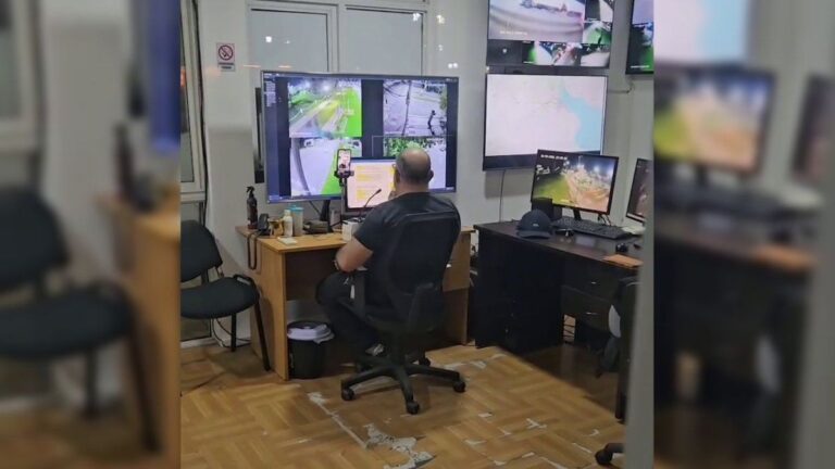 Captura de pantalla del video viral donde se ve a un empleado municipal en el centro de monitoreo de San Lorenzo.