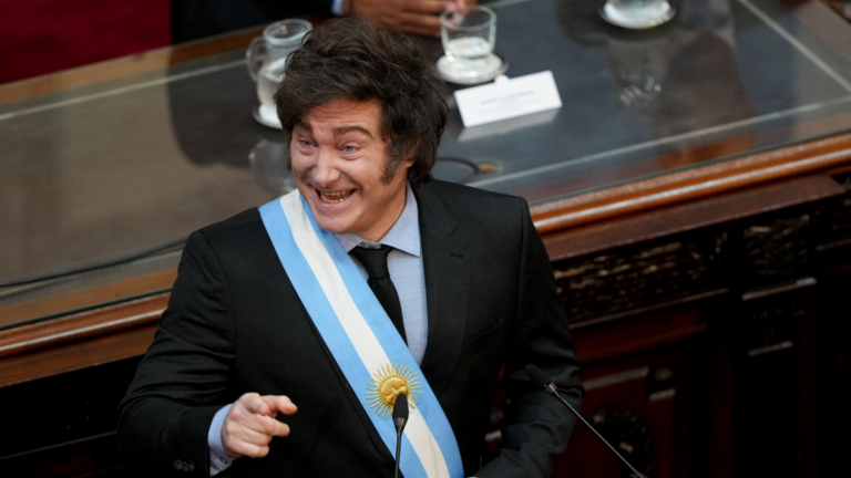 Gráfico de encuesta mostrando variación en la imagen de políticos argentinos