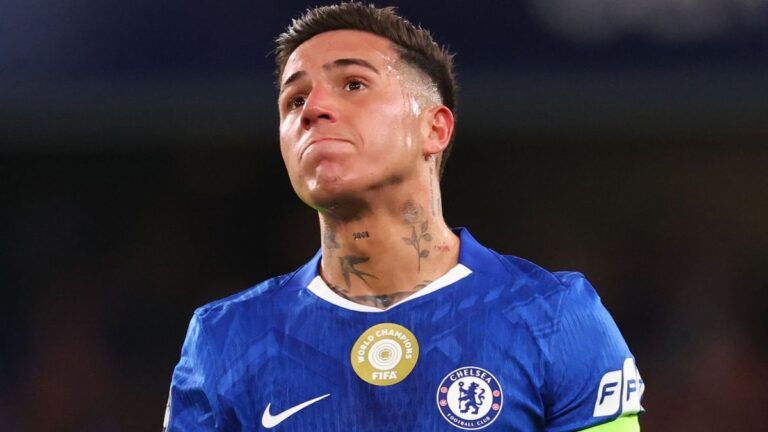 Enzo Fernández, mediocampista argentino del Chelsea, en acción durante un partido.