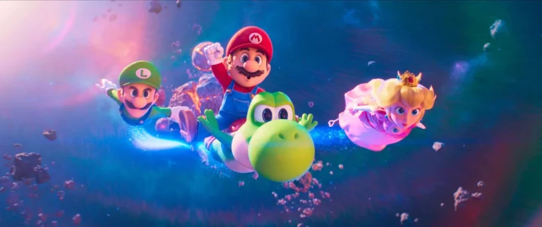 Cartelera de cine mostrando afiches de Super Mario Galaxy, Gioia Mia y Jugada Maestra en una sala de Santa Fe.