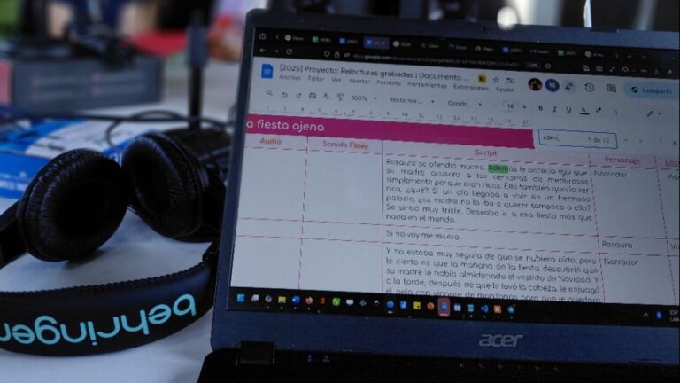 Estudiantes de la Escuela Sara Bartfeld Rietti grabando un podcast en un estudio