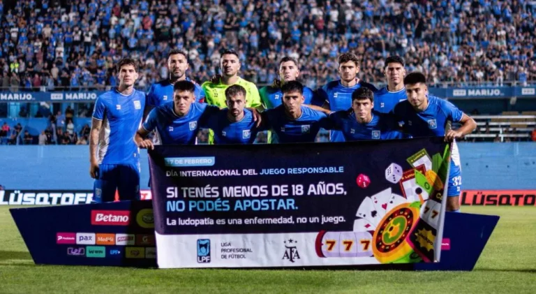 Plantel de Estudiantes de Río Cuarto durante un partido de fútbol