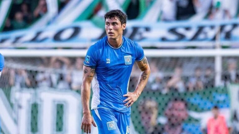 Jugadores de Estudiantes de Río Cuarto entrenando separados del plantel principal