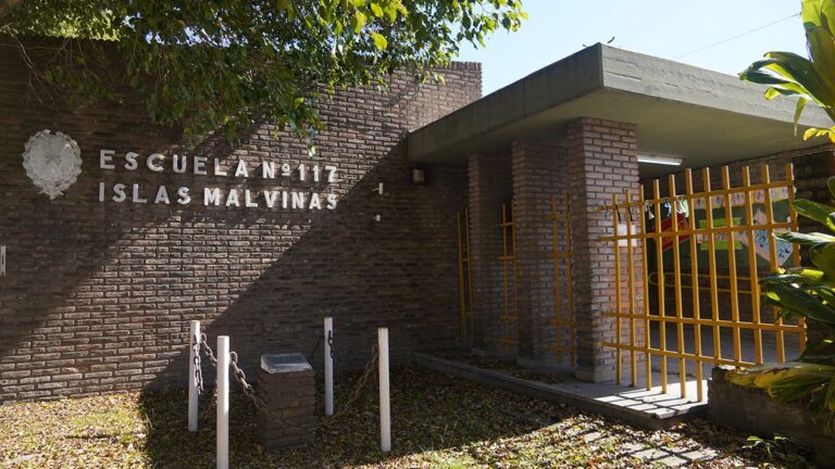 Cartel en la puerta de la Escuela 117 Islas Malvinas de Rosario con mensaje de duelo