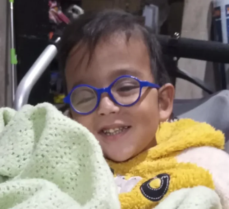 Familia de Eliseo en Roldán, Santa Fe, promoviendo la campaña solidaria para su tratamiento médico.
