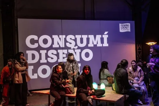 Público recorriendo los stands del Festival Diseño Local en el Centro de Expresiones Contemporáneas de Rosario