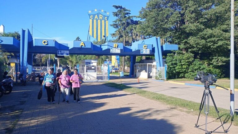 Vista del estadio de Rosario Central con el escudo del club en primer plano