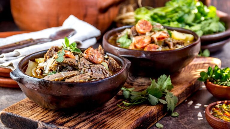 Variedad de platos típicos de la gastronomía chilena sobre una mesa.