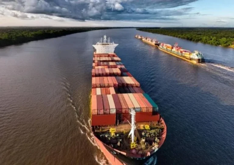 Vista aérea de la Vía Navegable Troncal (Hidrovía) con barcos de carga.