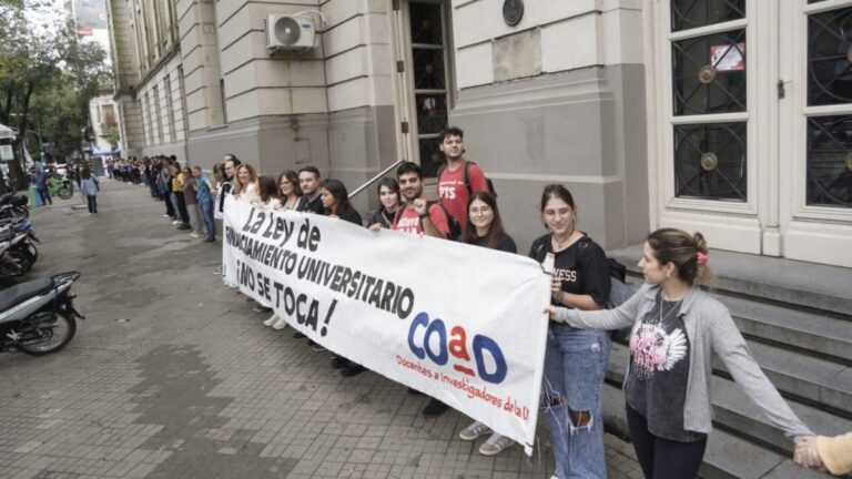 Manifestación de docentes y estudiantes universitarios en reclamo del financiamiento educativo