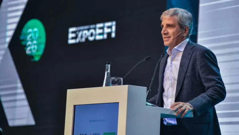 Ministro de Economía Luis Caputo durante su presentación en la Expo EFI