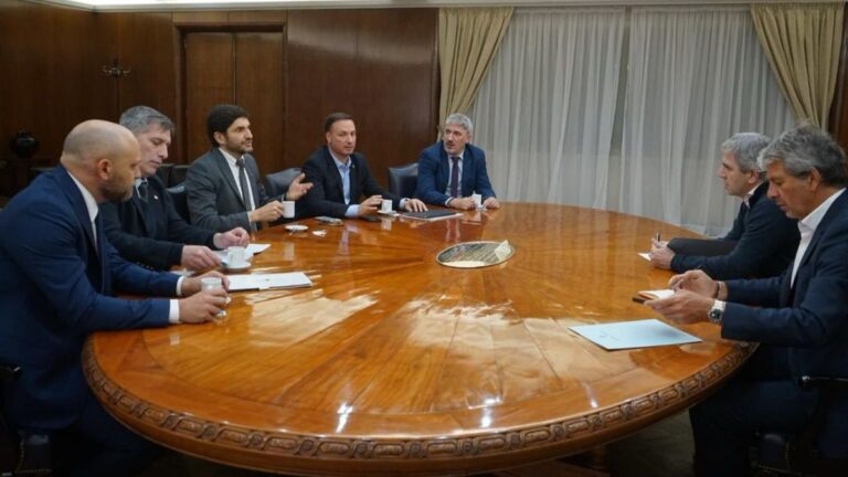 El gobernador Maximiliano Pullaro durante un anuncio sobre infraestructura vial.