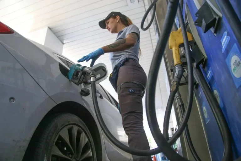 Ilustración de un surtidor de combustible mostrando precios