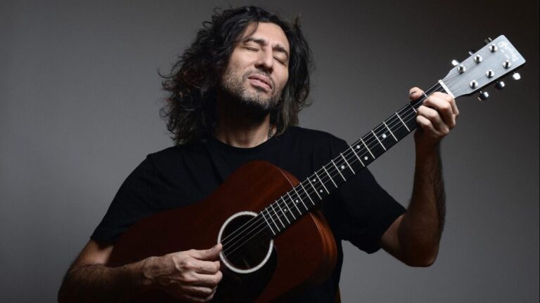 Gonzalo Aloras durante un show acústico con piano y guitarra