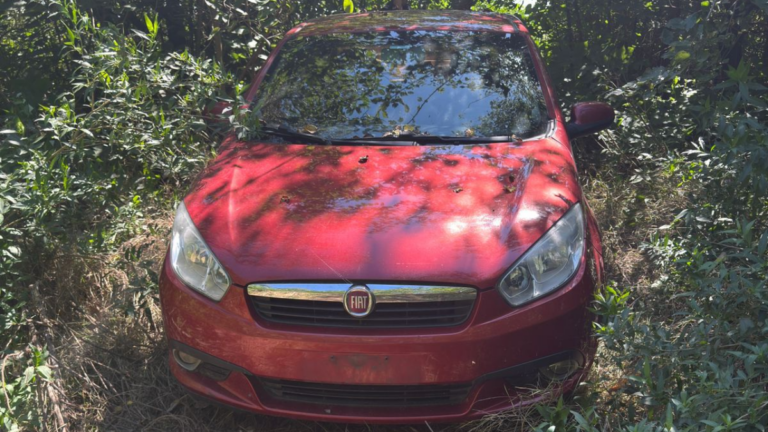 Operativo policial en zona rural de Ricardone por hallazgo de vehículo vinculado a crimen.