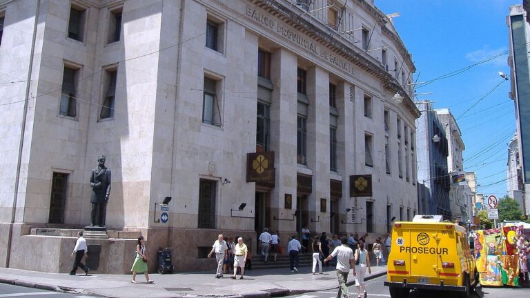 Fachada del edificio histórico del Banco Santa Fe en Rosario, esquina San Martín y Santa Fe