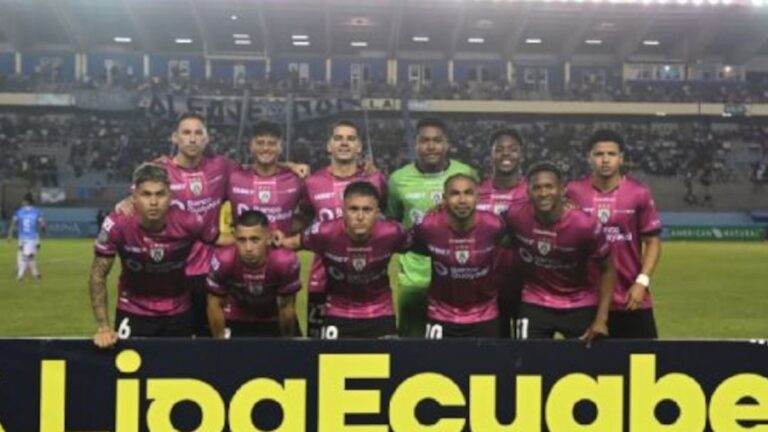 Plantel de Independiente del Valle en un partido de fútbol.