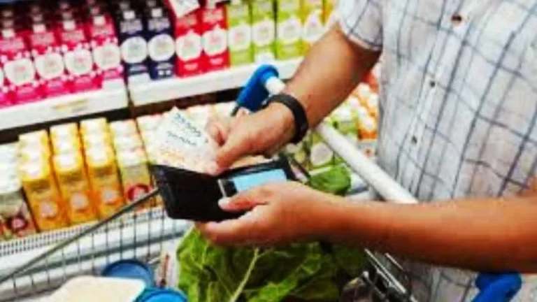 Gráfico de precios de alimentos básicos como verduras, harina y carne en un mercado.