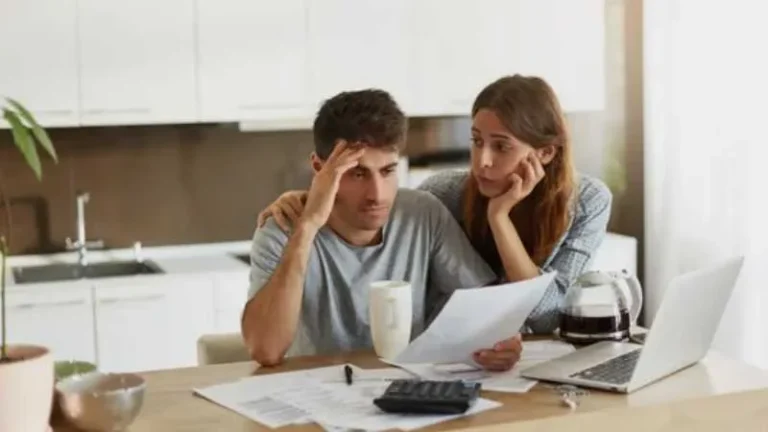 Gráfico ilustrativo de indicadores económicos y una familia analizando finanzas