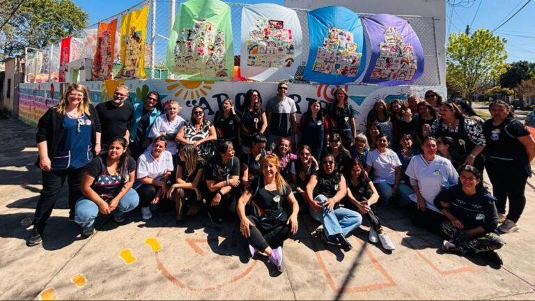 Acto de celebración por los 50 años del Jardín de Infantes Arco Iris en la esquina de Bemporat y Guatemala, barrio Francetti, Rosario