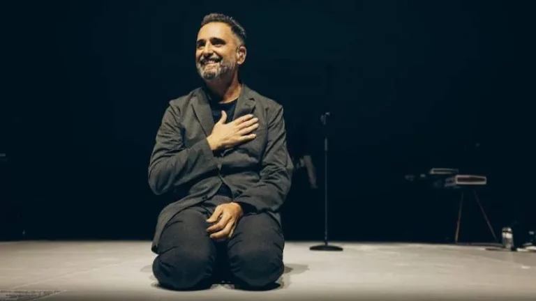 Jorge Drexler en un concierto, presentando su álbum Taracá.