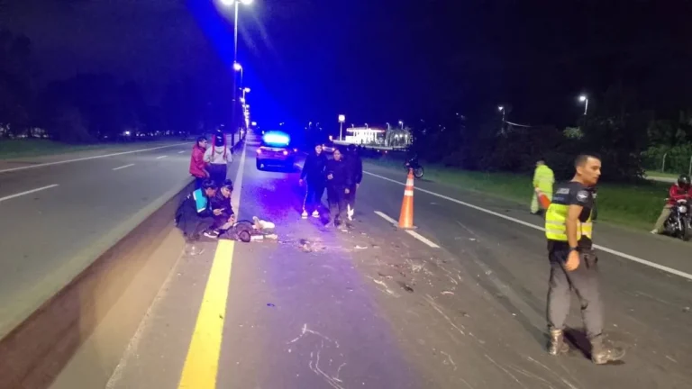 Accidente de moto en autopista, escena de intervención policial.
