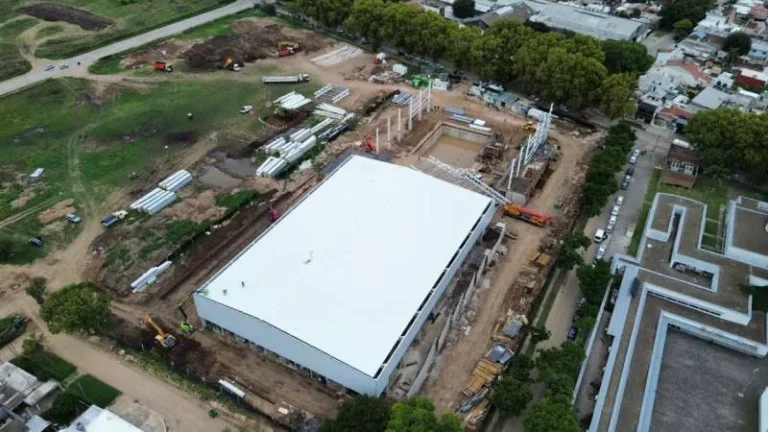 Obra del Centro Acuático Provincial en Rosario con estructura metálica y paneles