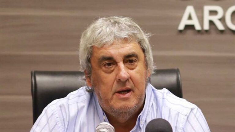 Juez sostiene documento de la ley laboral sobre un escritorio