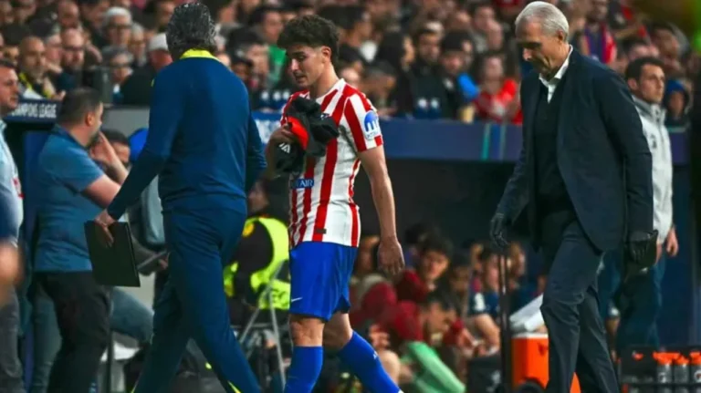 Julián Álvarez sale del campo con gestos de dolor durante el partido de Champions League