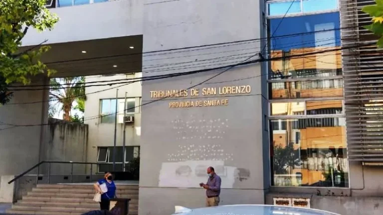 Ilustración de una balanza de la justicia sobre planos de construcción, representando el fallo laboral.