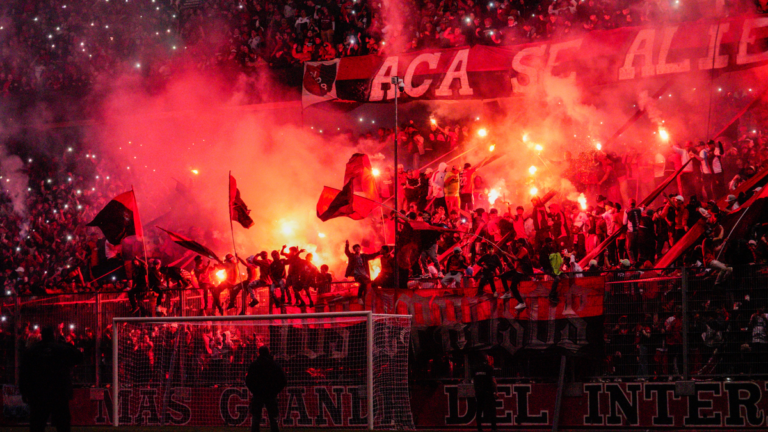 Hinchada de Newell's Old Boys llenando el estadio Coloso Marcelo Bielsa con banderas rojas y negras