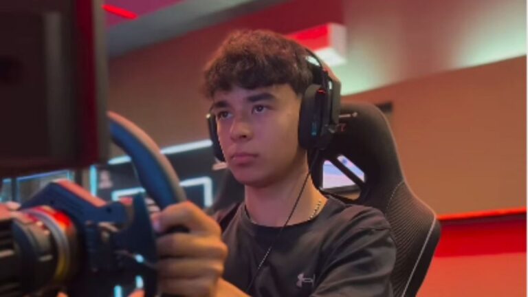 Lautaro Campione, piloto de automovilismo argentino, con su mono de carrera.