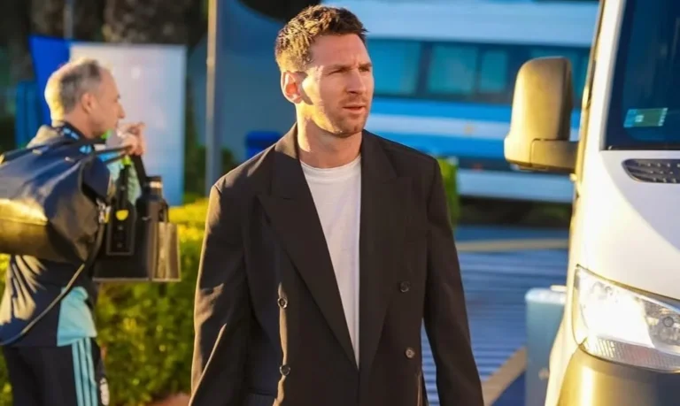 Lionel Messi posa con la camiseta del FC Barcelona. En un recuadro, el escudo del UE Cornellà.