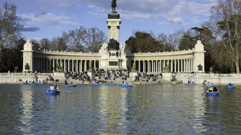 Vista aérea de un parque y zona peatonal en Madrid, con personas caminando y ciclistas, ilustrando la sostenibilidad urbana.