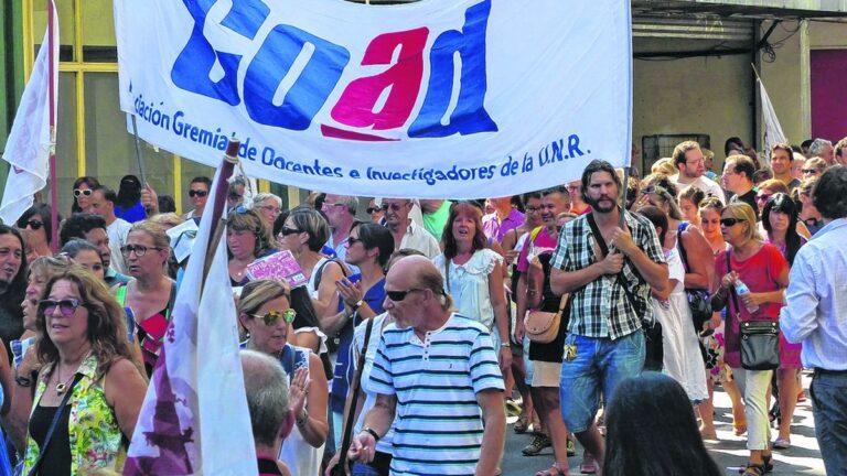 Manifestantes de la UNR durante una marcha de antorchas por las calles de Rosario.