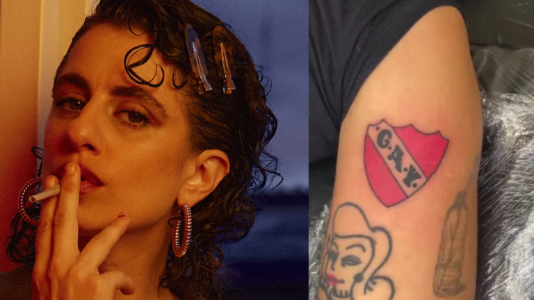 Marilina Bertoldi, cantante de rock, muestra su tatuaje en el brazo.