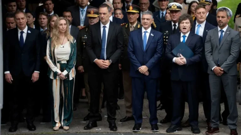 Acto oficial por el 44° aniversario de la Guerra de Malvinas en Plaza San Martín, Retiro.