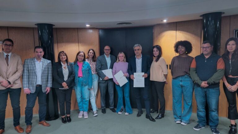 Jóvenes estudiantes utilizando tarjetas de débito y crédito en la ciudad de Rosario