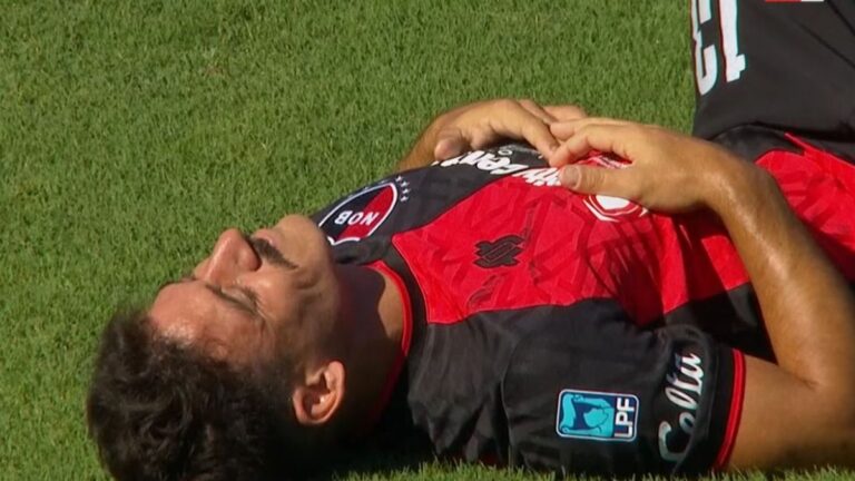 Matías Cóccaro, jugador de Newell's Old Boys, en el campo de juego.