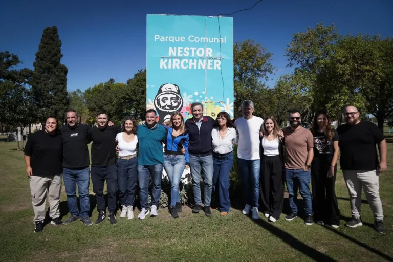 Máximo Kirchner durante su visita a Santa Fe, junto a autoridades locales