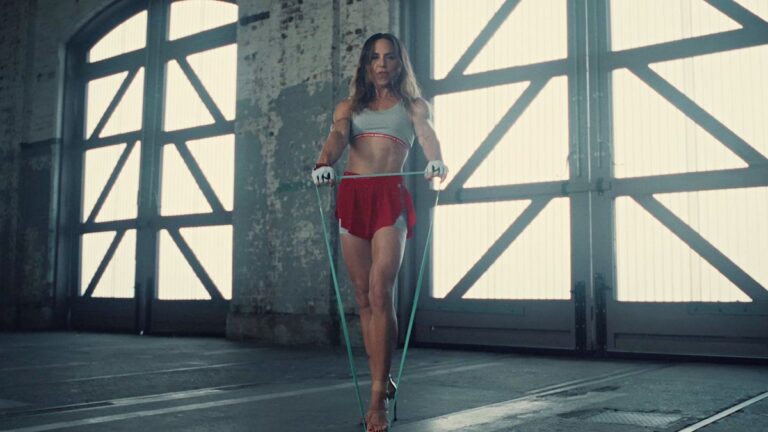 Melanie C posa para la promoción de su nuevo sencillo Sweat