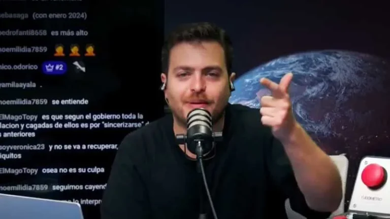 Fotografía de estudio con micrófonos representando un debate en medios de comunicación.