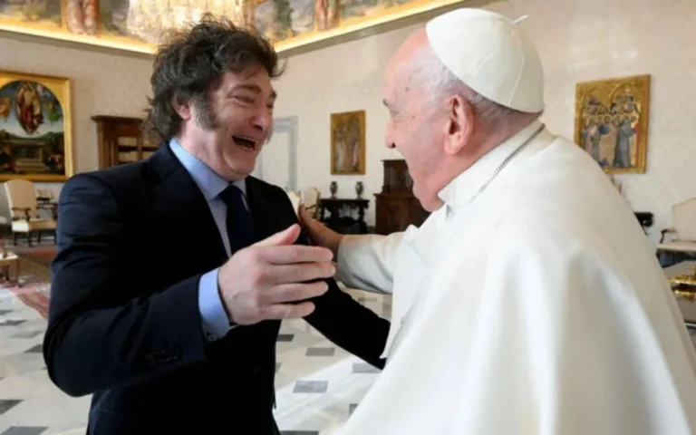Ilustración de los presidentes Javier Milei y el Papa Francisco en un contexto de diálogo