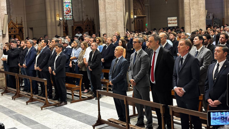 Asistentes a la misa en la Basílica de Luján en memoria del Papa Francisco