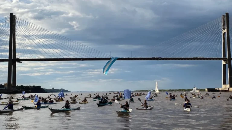 Embarcaciones y kayaks con banderas argentinas en el río Paraná durante la manifestación en Rosario.