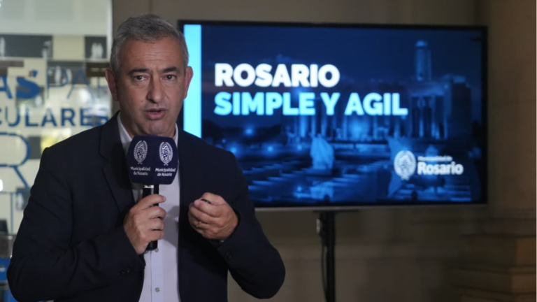Intendente Pablo Javkin durante la presentación del plan de simplificación de trámites en la antigua Aduana