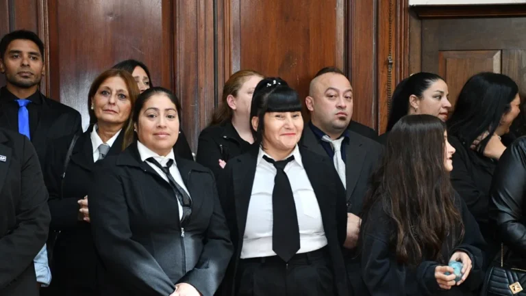 Grupo de graduados y graduadas del curso de Agentes de Control, Admisión y Permanencia recibiendo sus diplomas.
