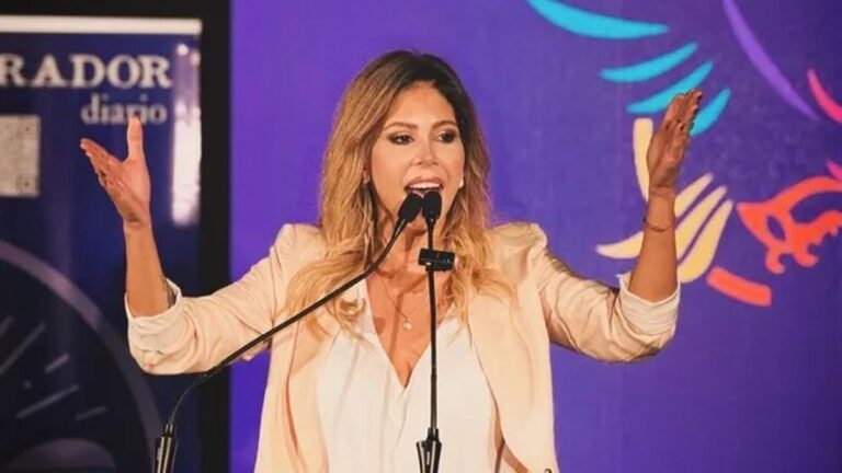 Gobernador Maximiliano Pullaro y autoridades en la firma de convenio con ANSES.